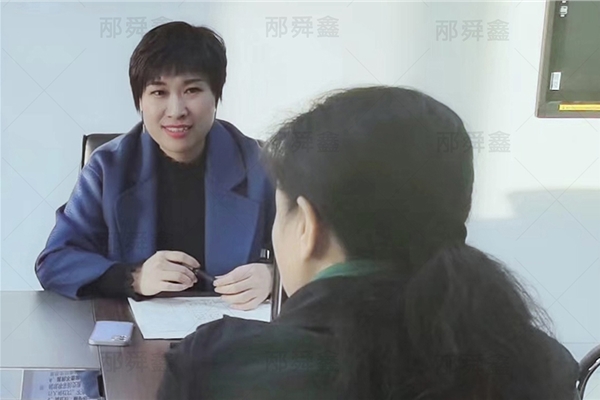 邴舜鑫老师进行一对一个性化家庭教育指导